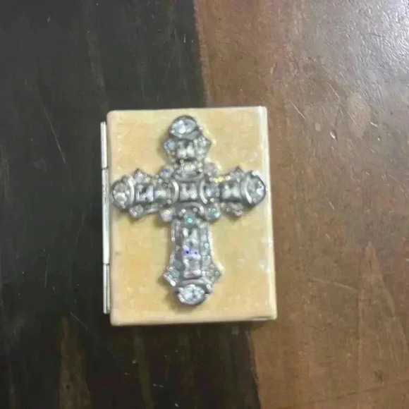 JAY STRONGWATER CROSS FOLDING PHOTO FRAME
5025 - Picture 2 of 4